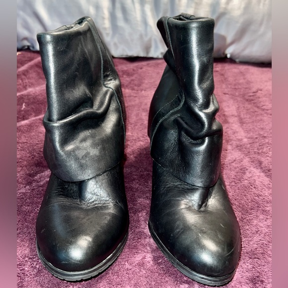 Women’s Size 10, BCBG, black leather, slouchy booties - Picture 4 of 8